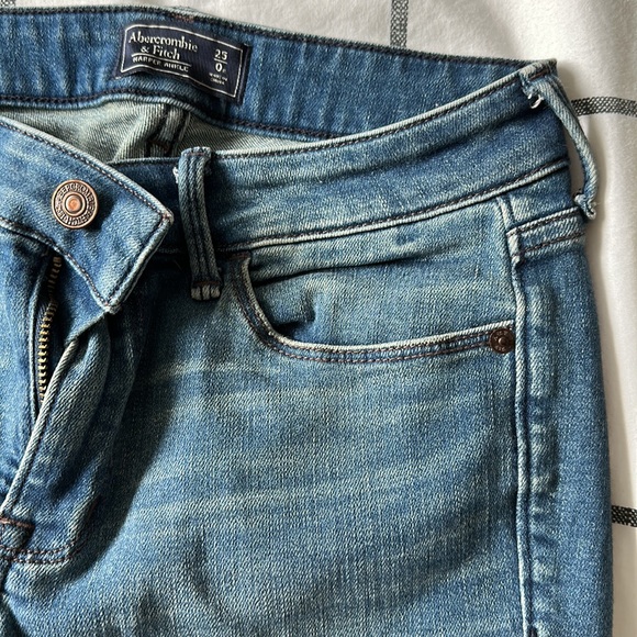 Like new Abercrombie and Fitch ankle jeans - Picture 3 of 6